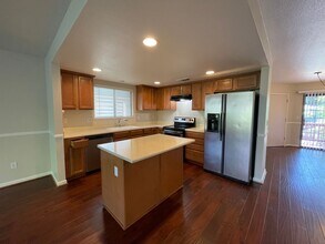 Building Photo - $500 Lease Signing Bonus! Roomy Upstairs 2 Bed 2 Bath Duplex! Dishwasher, Garage, Washer/Dryer Ho...