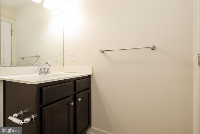 Building Photo - 113 Royal Mews