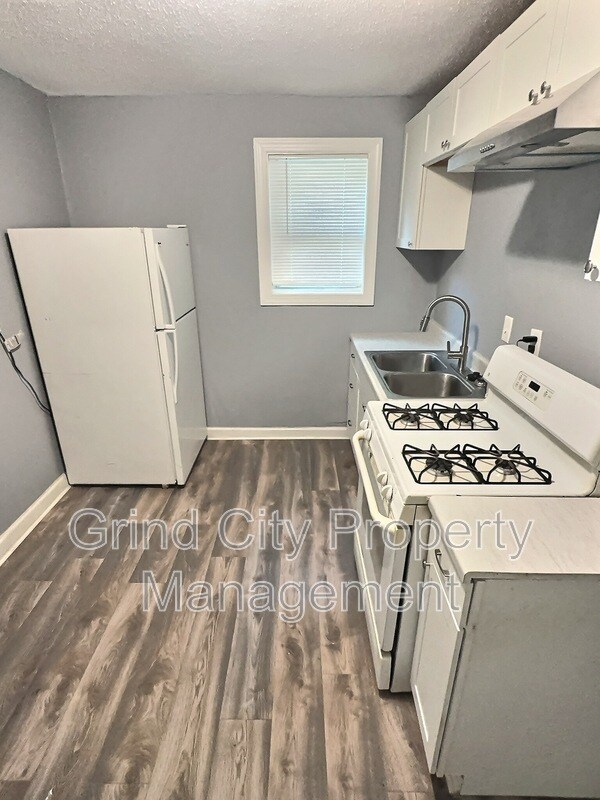 Building Photo - 3042 McAdoo Ave