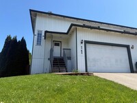Building Photo - Large Three Bedroom Duplex in Keizer