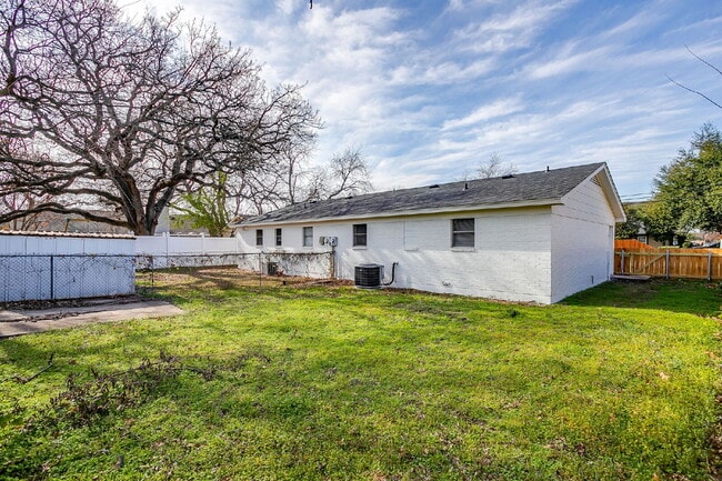 Building Photo - Charming 2 Bedroom Duplex in Westworth Village