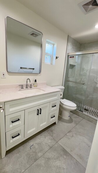 Building Photo - 883 N Waverly St