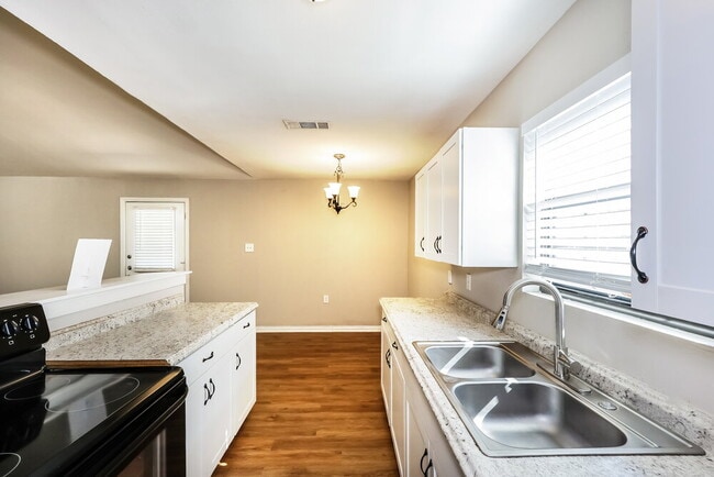 Building Photo - 1108 N Knowles Dr