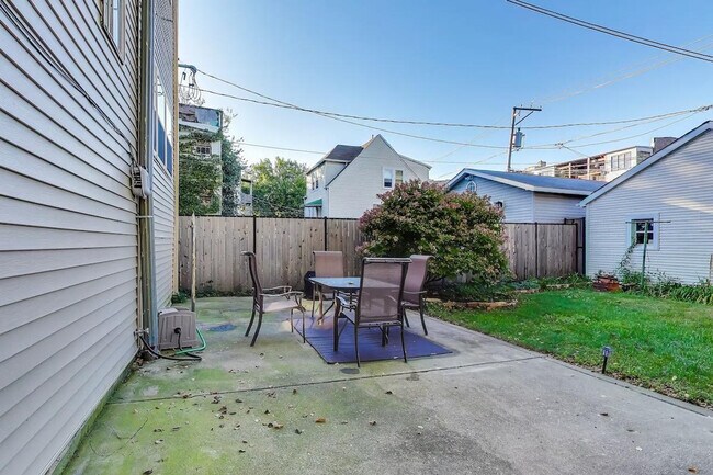 Building Photo - 1506 W Thome Ave