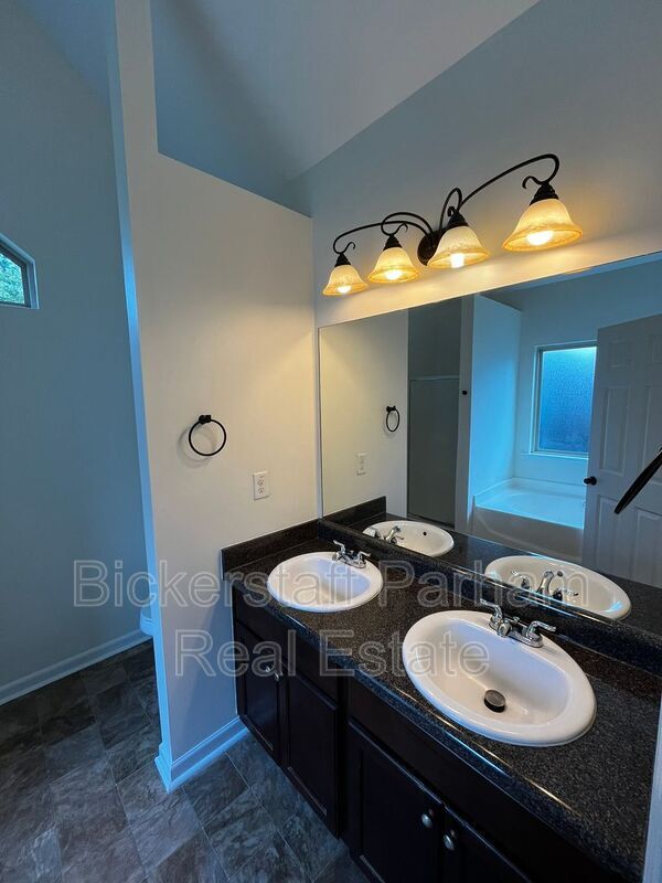 Building Photo - 70 Misty Forest Dr