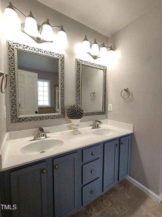 Building Photo - Sought After Riverwood Townhome!