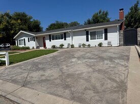 Building Photo - 1121 Calle Tulipan