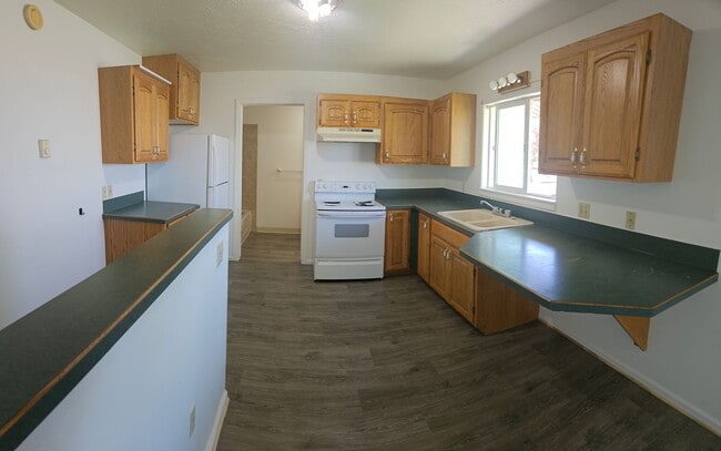 Building Photo - 609 S 5th W