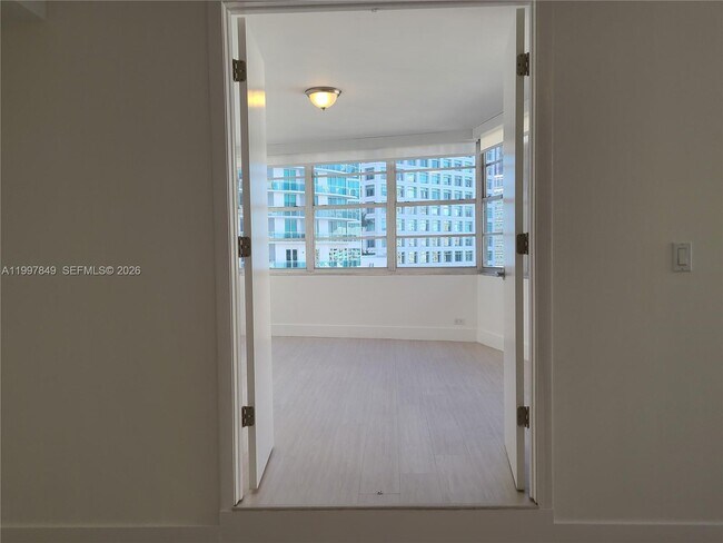 Building Photo - 999 Brickell Bay Dr