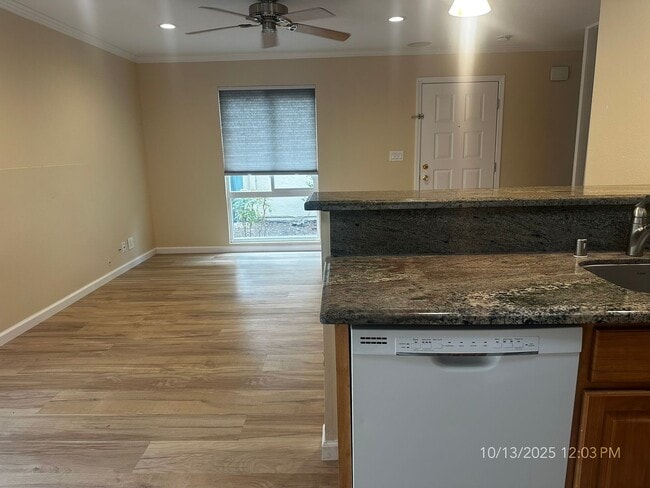 Building Photo - 2 Bedroom Condo