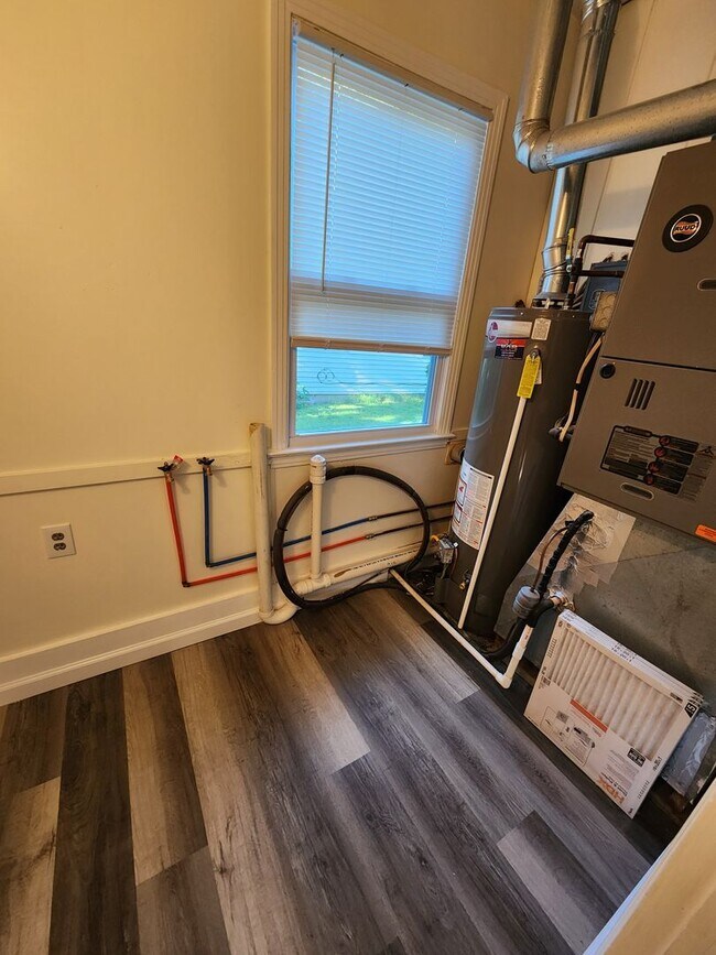 Building Photo - Beautiful remodeled 3BR, 1.5 Bth with garage and fenced backyard with newer stainless appliances