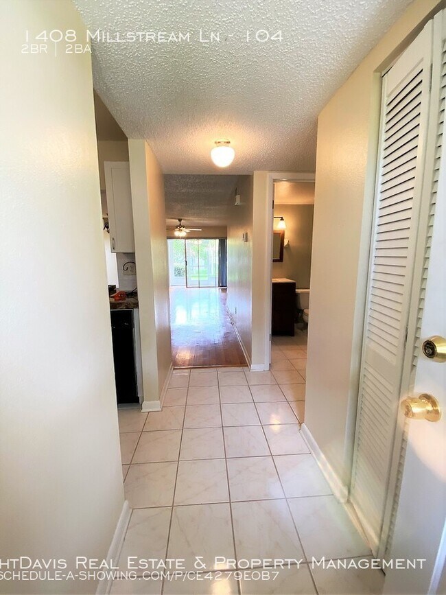 Building Photo - Lake Tiffany of Dunedin Offers 2/2!