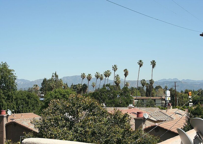 Building Photo - 5242 Vesper Ave