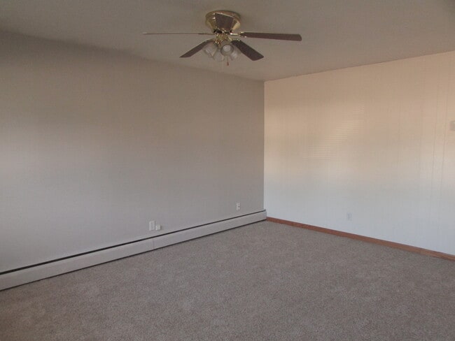 Building Photo - 3 BEDROOM | 1 BATH | SOUTH | DETACHED GARAGE