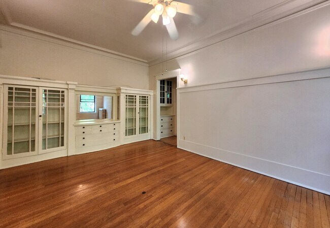 Building Photo - 5600 S Dorchester Ave