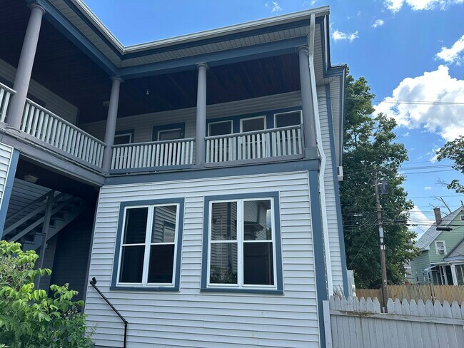 Building Photo - 319 Hanover St