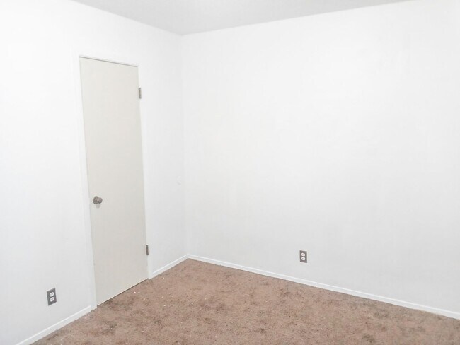 Building Photo - 706 Birch Dr