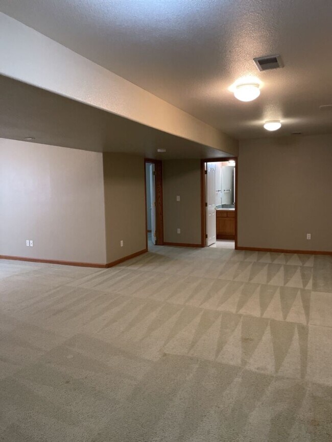 Building Photo - 4 Bed 2.5 Bath Home in Windsor