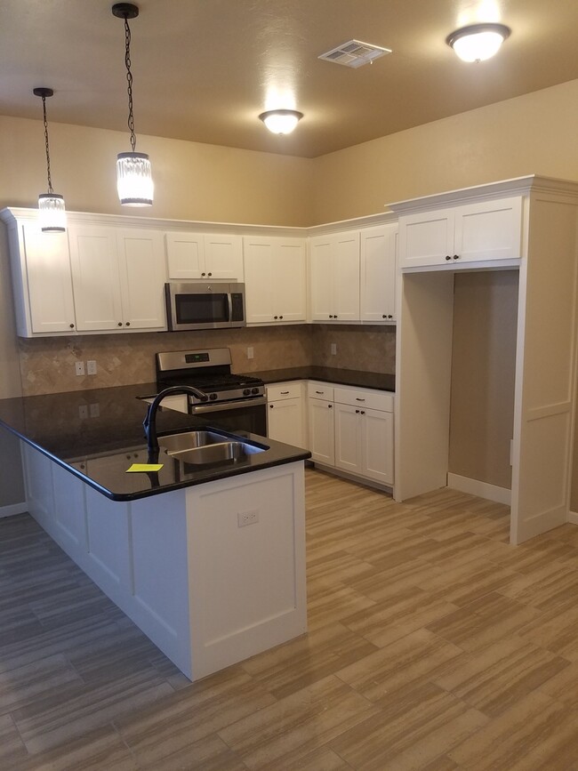 Building Photo - 3 bed 2.5 bath home with view of water