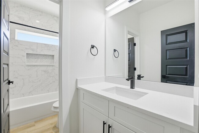 Building Photo - 712 Delano St