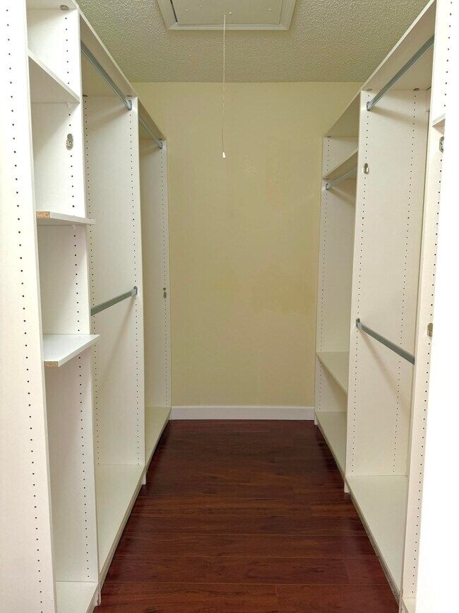 Building Photo - 18292 Clear Brook Cir