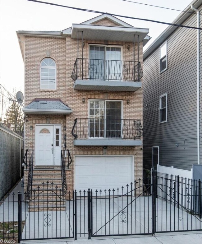 Building Photo - 439 S 11th St