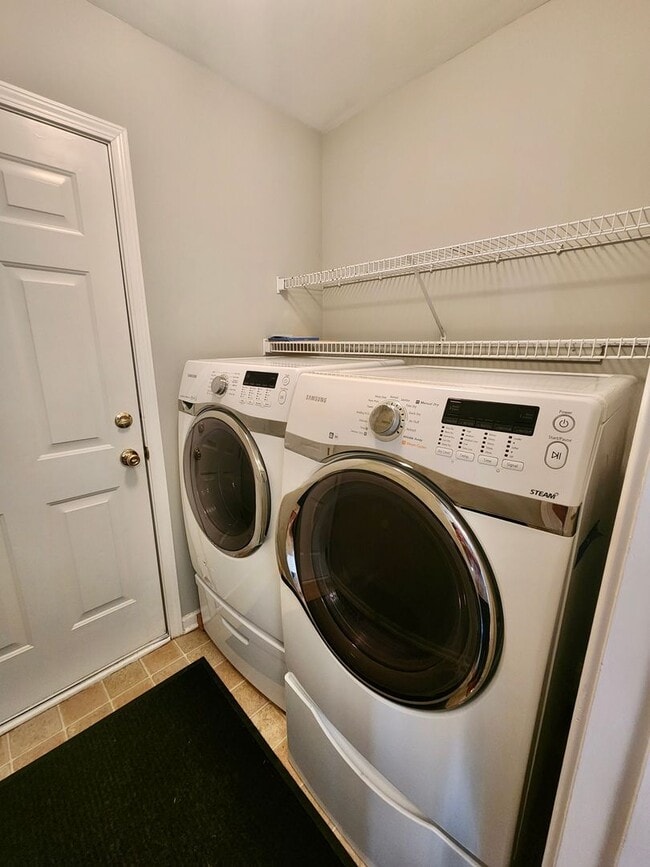 Building Photo - Spacious 3 bedroom with an outside oasis -...