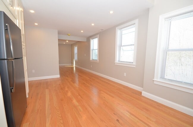 Building Photo - 18 Eaton Ave