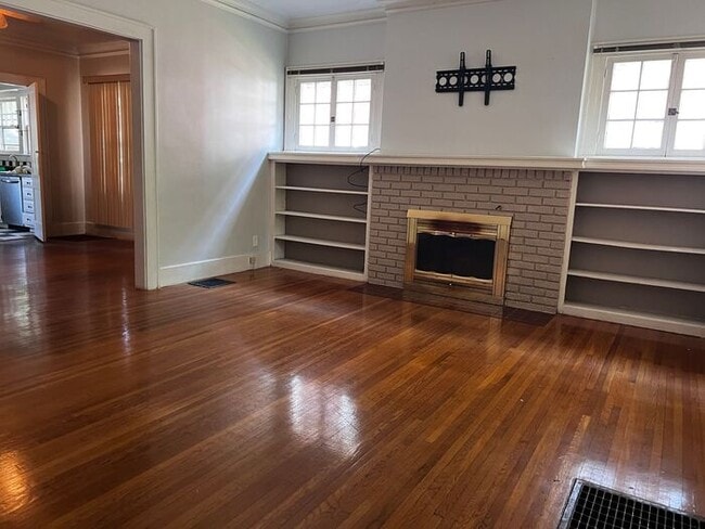 Building Photo - 1/2 Off First Months Rent for Qualifying Applicants.