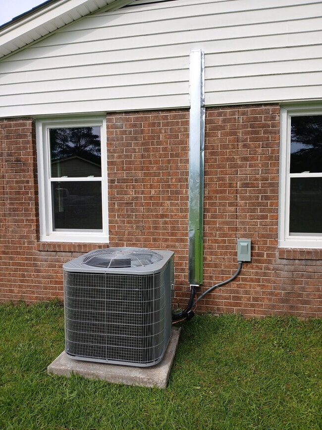 Building Photo - 303 Brentwood Dr