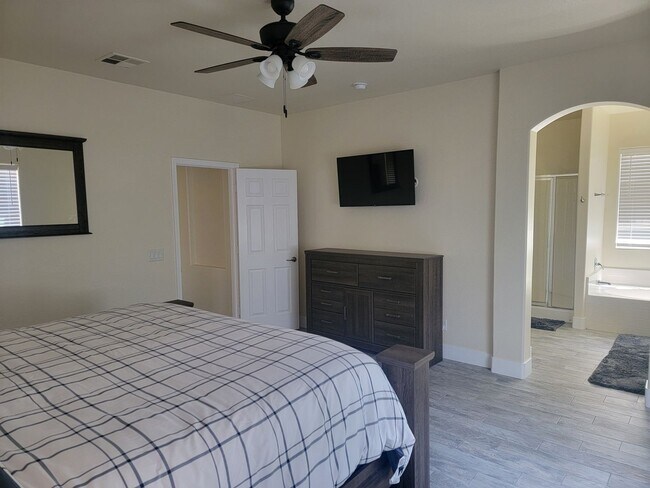 Building Photo - 3-Bedroom / 2-Bathroom Home with Attached ...