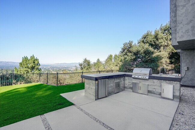 Building Photo - 15851 Mulholland Pl