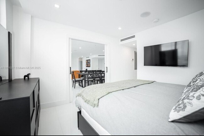Building Photo - 5600 Collins Ave