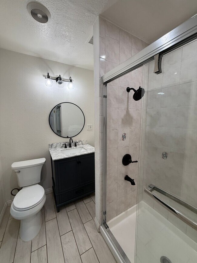 Building Photo - Amazing 3 Bedroom Home in Glassell Park / Eagle Rock