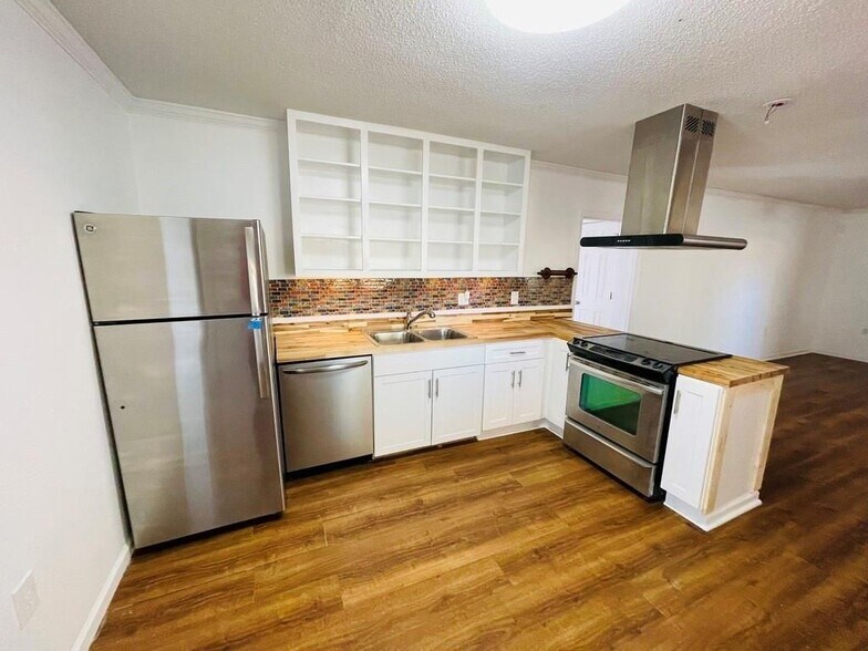 Building Photo - 1033 GA-155 N