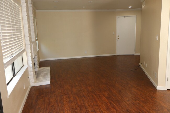 Building Photo - Beautiful Condo close to Downtown!