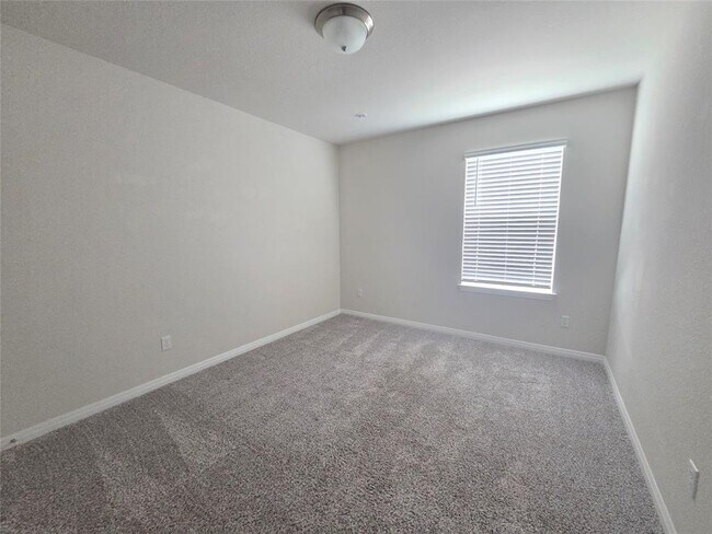 Building Photo - 220 Sun Grv Trl