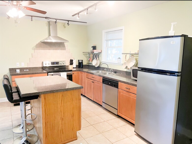 Building Photo - 1152 Bradford Ave