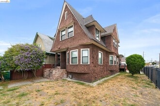 Building Photo - 2804 Adeline St