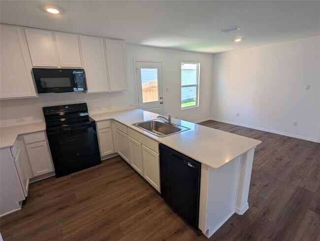 Building Photo - 583 Commander Abbott Dr