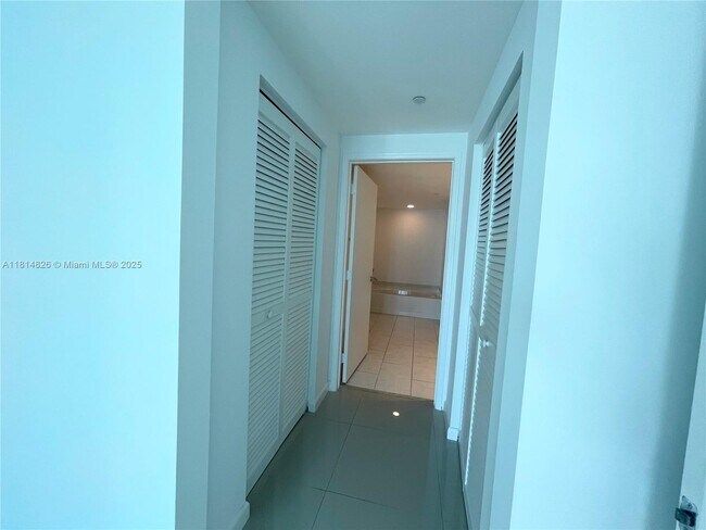 Building Photo - 950 Brickell Bay Dr