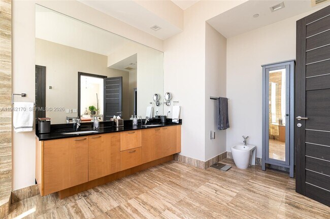 Building Photo - 15901 Collins Ave