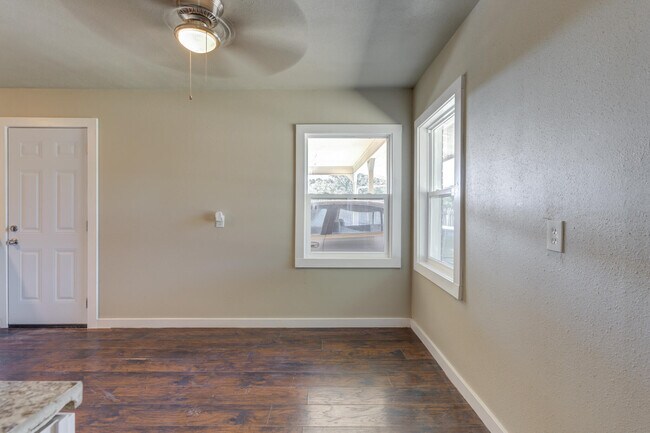 Building Photo - 1702 E 2nd St