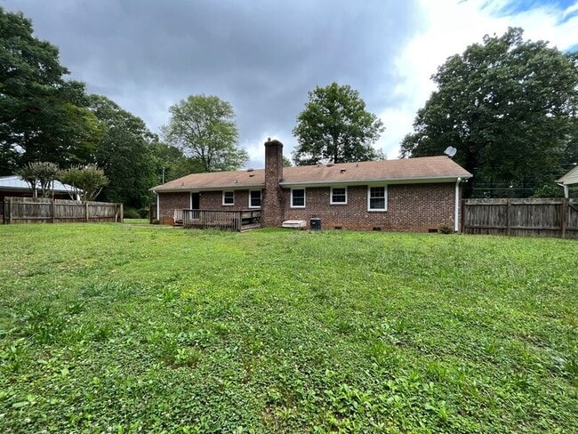Building Photo - 3609 Lynn Rd