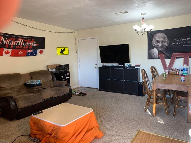 Building Photo - Spacious 3 Bedroom Apartment!