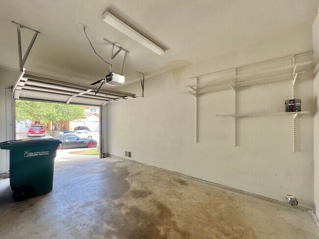 Building Photo - 5107-5109 Flipper Dr