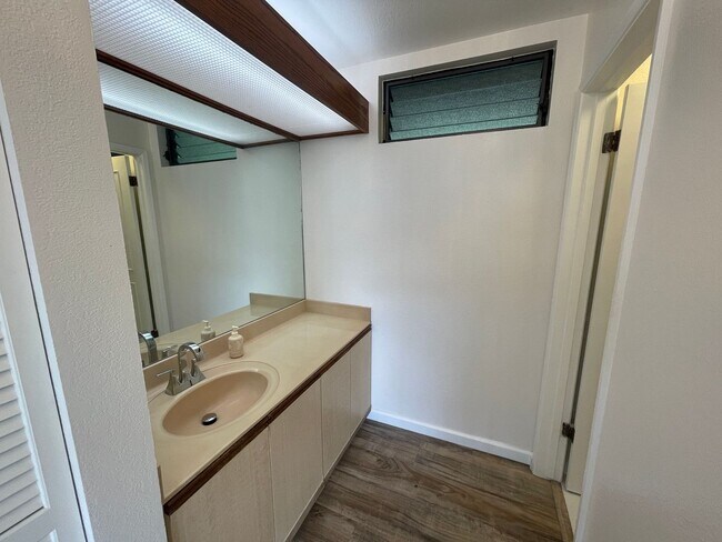Building Photo - Beautiful 2 bedroom, 2 bath townhome