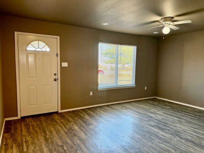 Building Photo - Newer Build 3/2/1 on Quiet Street!