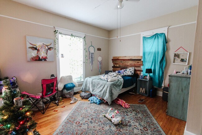 Building Photo - Preleasing for August 2026! 3 Bedroom, 1 bathroom, Pet-Friendly with In-Unit Washer & Dryer!