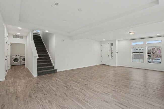 Building Photo - Stunning 4bed/3bath Oakwood Model Home in Erie